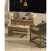 Terasz, nyári műrattan bútorokkal.